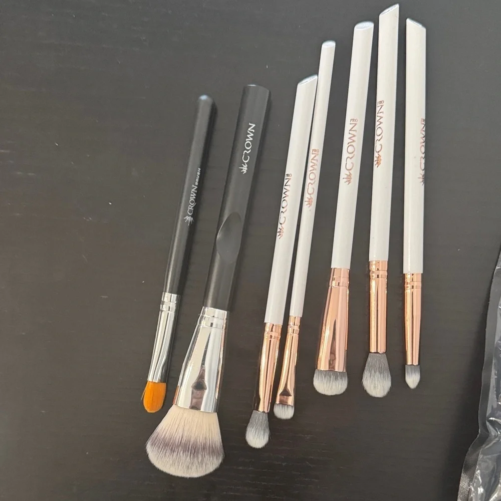 Crown Makeup Assorted Brush Set plus Huda Beauty Sponge
